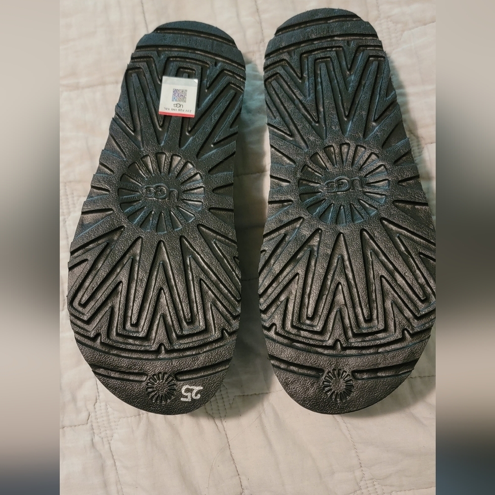 Brand new UGG slides! - Picture 5 of 6
